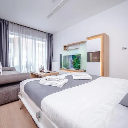 Luxury Charm - Business & Laze Апартаменти *